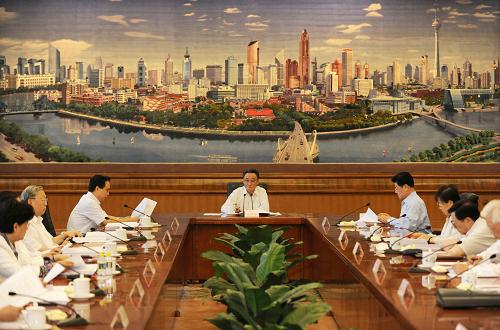 6月15日,十一屆全國人大常委會第二十五次委員長會議在北京人民大會堂舉行。吳邦國委員長主持會議。 新華社記者李濤攝