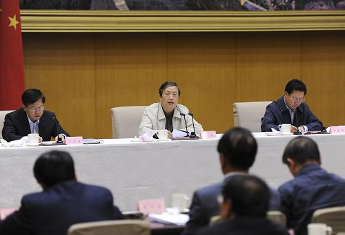 10月11日,全國鄉(xiāng)鎮(zhèn)機構(gòu)改革工作電視電話會議在京召開,國務(wù)委員兼國務(wù)院秘書長馬凱出席會議并講話。 新華社記者李學(xué)仁攝