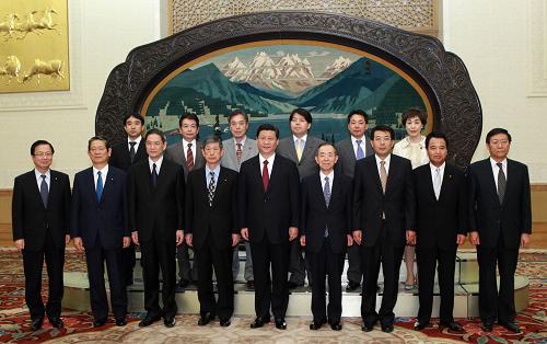 5月4日,國(guó)家副主席習(xí)近平在北京人民大會(huì)堂會(huì)見(jiàn)以會(huì)長(zhǎng)高村正彥為團(tuán)長(zhǎng)的日本日中友好議員聯(lián)盟代表團(tuán)一行。新華社記者 龐興雷 攝