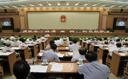8月25日,十一屆全國(guó)人大常委會(huì)第二十二次會(huì)議在北京人民大會(huì)堂舉行第二次全體會(huì)議,聽(tīng)取國(guó)務(wù)院關(guān)于今年以來(lái)預(yù)算執(zhí)行情況的報(bào)告、關(guān)于今年以來(lái)國(guó)民經(jīng)濟(jì)和社會(huì)發(fā)展計(jì)劃執(zhí)行情況的報(bào)告。吳邦國(guó)委員長(zhǎng)出席會(huì)議。新華社記者 樊如鈞 攝