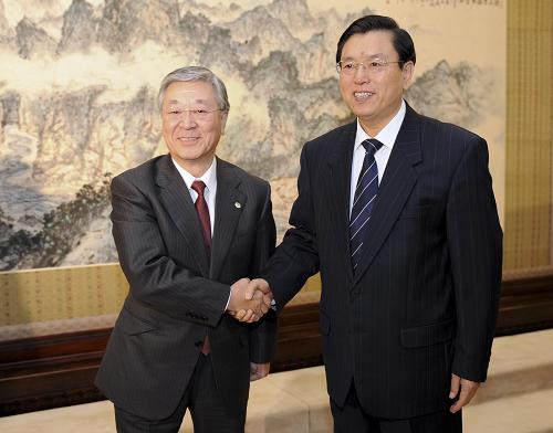 1月8日,中國國務(wù)院副總理張德江在北京中南海紫光閣會(huì)見出席“中日綠色經(jīng)濟(jì)·資源循環(huán)政策研討會(huì)”的日立公司總裁中西宏明等日方主要代表。新華社記者 謝環(huán)馳 攝