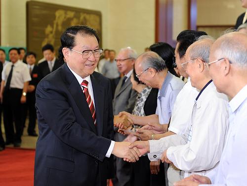 李長(zhǎng)春接見(jiàn)出席人民出版社創(chuàng)建90周年紀(jì)念大會(huì)代表 9月1日,中共中央政治局常委李長(zhǎng)春在北京人民大會(huì)堂接見(jiàn)出席人民出版社創(chuàng)建90周年紀(jì)念大會(huì)代表并發(fā)表講話。 新華社記者李濤攝