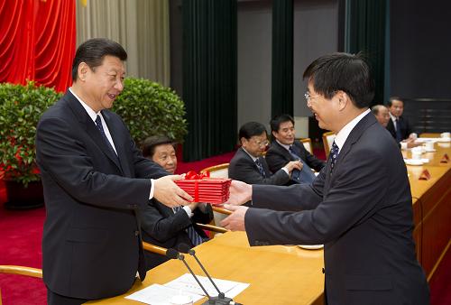 習近平出席中央黨校舉行2011年秋季學期第一批進修班畢業(yè)典禮 11月3日,中共中央黨校舉行2011年秋季學期第一批進修班畢業(yè)典禮。中共中央政治局常委、中央書記處書記、中央黨校校長習近平出席畢業(yè)典禮,并為學員頒發(fā)畢業(yè)證書。 新華社記者 黃敬文 攝