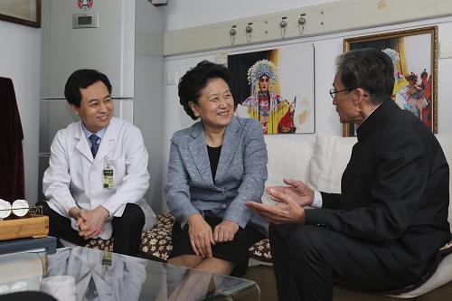 10月13日,中共中央政治局委員、國務(wù)院副總理劉延?xùn)|赴北京銀齡老年公寓義診活動現(xiàn)場考察并祝賀老人們重陽節(jié)快樂。這是劉延?xùn)|看望趙錫宇老人。新華社記者 丁林 攝