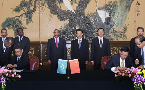 9月23日,中國國家主席胡錦濤與來華出席第二屆中阿經(jīng)貿(mào)論壇并訪華的毛里塔尼亞總統(tǒng)阿齊茲,在北京人民大會堂共同出席有關雙邊合作文件的簽字儀式。新華社記者 馬占成 攝