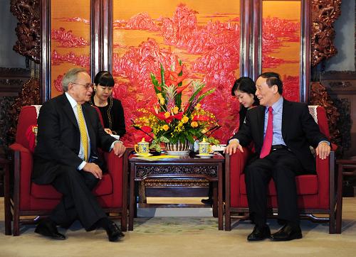 3月7日,中國國務(wù)院副總理王岐山在北京中南海會見芝加哥商業(yè)交易所集團終身榮譽主席利奧·梅拉梅德。新華社記者 張鐸 攝