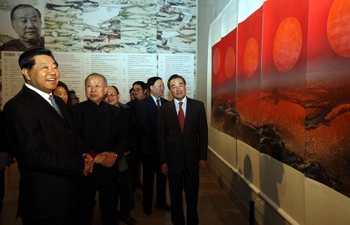 3月31日,中共中央政治局常委、全國政協(xié)主席賈慶林觀看在中國美術(shù)館舉辦的臺灣著名畫家劉國松創(chuàng)作大展。 新華社記者 姚大偉 攝
