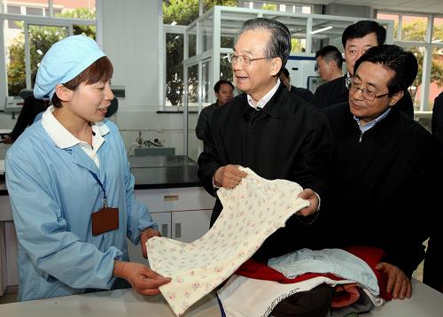 近日,中共中央政治局常委、國(guó)務(wù)院總理溫家寶在浙江就經(jīng)濟(jì)運(yùn)行情況進(jìn)行調(diào)研。這是4月8日,溫家寶在寧波申洲國(guó)際集團(tuán)控股有限公司考察。新華社記者 姚大偉 攝