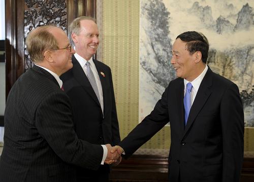 10月13日,中國國務(wù)院副總理王岐山在北京中南海紫光閣會見加拿大蒙特利爾銀行首席執(zhí)行官鄧偉信(中)和加拿大宏利金融集團(tuán)總裁兼首席執(zhí)行官鄧廣能(左一)一行。 新華社記者李學(xué)仁攝