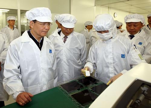 10月22日至23日,中共中央政治局常委、國務院總理溫家寶在武漢就當前經(jīng)濟運行情況進行調研。這是10月22日,溫家寶在武漢天馬微電子有限公司芯片切割和模組車間,仔細了解生產(chǎn)工藝和流程。新華社記者姚大偉攝