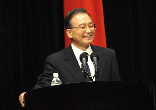 12月13日,在中日韓領導人會議結束后,中國國務院總理溫家寶與日本首相麻生太郎、韓國總統(tǒng)李明博共同會見記者。這是中國國務院總理溫家寶在回答記者提問。新華社記者 馬占成 攝