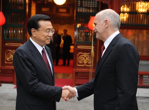 5月14日,中共中央政治局常委、國(guó)務(wù)院副總理李克強(qiáng)在北京會(huì)見(jiàn)來(lái)華出席可持續(xù)發(fā)展問(wèn)題研討會(huì)的社會(huì)黨國(guó)際主席帕潘德里歐等外方代表。 新華社記者 劉建生 攝