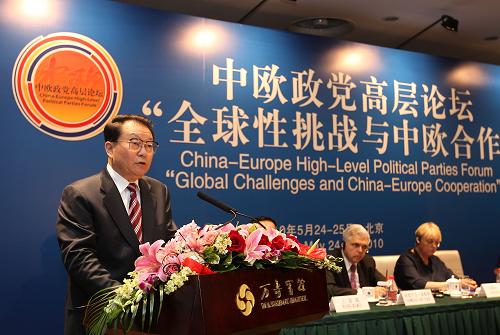 5月24日,中國(guó)共產(chǎn)黨倡議并主辦的中歐政黨高層論壇在北京開幕。中共中央政治局常委李長(zhǎng)春出席開幕式并發(fā)表題為“加強(qiáng)政黨對(duì)話,推動(dòng)共同發(fā)展”的主旨講話。 新華社記者 鞠鵬 攝