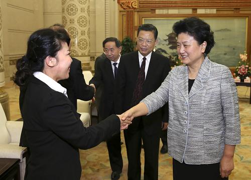 9月27日,侯伯宇同志先進事跡首場報告會在北京人民大會堂舉行。報告會開始前,中共中央政治局委員、國務委員劉延東會見報告團全體成員。新華社記者 龐興雷 攝