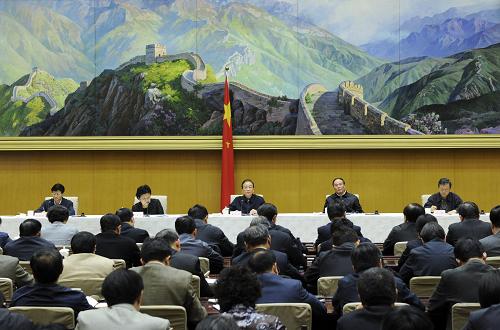 11月5日,國(guó)務(wù)院在北京召開(kāi)全國(guó)知識(shí)產(chǎn)權(quán)保護(hù)與執(zhí)法工作電視電話會(huì)議,溫家寶總理作重要講話。新華社記者 饒愛(ài)民 攝