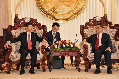 2月16日,老撾政府總理通辛·坦馬馮(右一)在首都萬(wàn)象的總理府會(huì)見(jiàn)正在老撾訪問(wèn)的中國(guó)國(guó)務(wù)委員、公安部部長(zhǎng)孟建柱(左一)。新華社記者 斯宏亮 攝