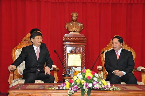 2月16日,在老撾首都萬(wàn)象,到訪的中國(guó)國(guó)務(wù)委員、公安部部長(zhǎng)孟建柱(左)與老撾公安部部長(zhǎng)通班·森·阿蓬(右)舉行會(huì)談。 新華社記者 斯宏亮 攝