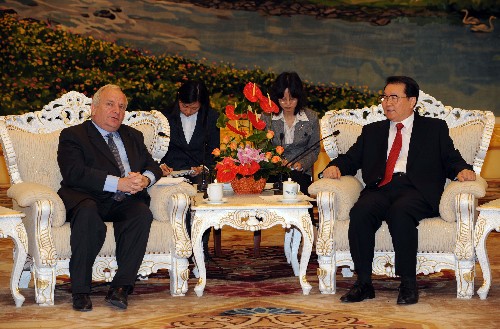 4月28日,中共中央政治局常委李長春在北京會(huì)見由主席約瑟夫·多爾率領(lǐng)的歐洲議會(huì)人民黨黨團(tuán)代表團(tuán)。 新華社記者 饒愛民 攝