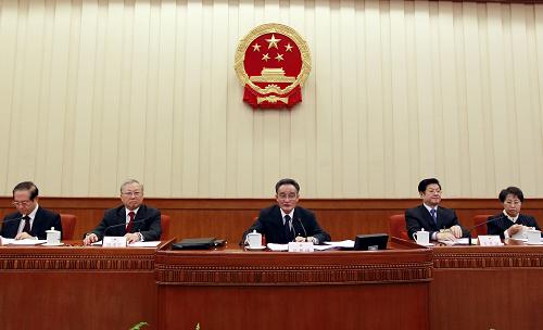 10月29日,十一屆全國(guó)人大常委會(huì)第二十三次會(huì)議在完成各項(xiàng)議程后,在北京人民大會(huì)堂閉幕。會(huì)議經(jīng)表決,通過(guò)了全國(guó)人大常委會(huì)關(guān)于修改兵役法的決定、關(guān)于修改居民身份證法的決定。國(guó)家主席胡錦濤分別簽署第50號(hào)、51號(hào)主席令,公布了上述法律。吳邦國(guó)委員長(zhǎng)主持會(huì)議。新華社記者 鞠鵬 攝