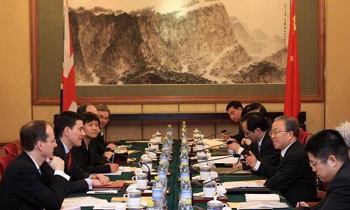 中英舉行升級后首輪戰(zhàn)略對話 3月16日,中國國務(wù)委員戴秉國同正在華訪問的英國外交大臣米利班德在北京舉行戰(zhàn)略對話。這是中英戰(zhàn)略對話機(jī)制由副外長級升級后的首輪對話。 新華社記者 龐興雷攝