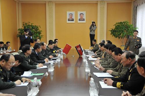 11月24日,正在朝鮮訪問的中國國務委員兼國防部長梁光烈上將(左五)在平壤與朝鮮人民武力部部長金永春次帥(右六)舉行會談。