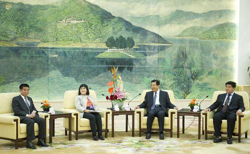 4月15日,中共中央政治局常委、全國政協(xié)主席賈慶林在北京會(huì)見出席“2011海峽兩岸工會(huì)論壇”的臺(tái)灣工會(huì)界主要代表。新華社記者 黃敬文 攝