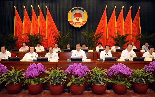 6月17日,政協(xié)十一屆全國委員會常務(wù)委員會第六次會議在北京舉行全體會議。中共中央政治局常委、全國政協(xié)主席賈慶林出席。 新華社記者 張鐸 攝