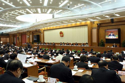 12月24日,十一屆全國(guó)人大常委會(huì)第六次會(huì)議在北京人民大會(huì)堂舉行第二次全體會(huì)議,吳邦國(guó)委員長(zhǎng)出席會(huì)議。新華社記者 劉衛(wèi)兵 攝