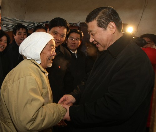 這是1月12日,習(xí)近平來(lái)到平山縣西柏坡村困難群眾閆增生家中看望。 新華社記者 蘭紅光 攝