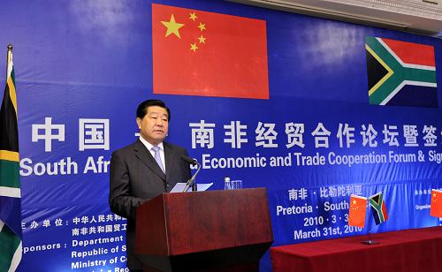 3月31日,中國(guó)全國(guó)政協(xié)主席賈慶林在比勒陀利亞出席中國(guó)—南非經(jīng)貿(mào)合作論壇并致辭。新華社記者 黃敬文 攝