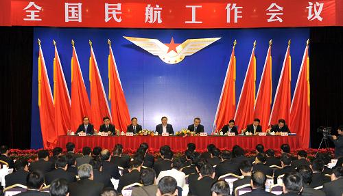 張德江出席全國民航工作會議并講話 1月13日,全國民航工作會議在北京召開,中共中央政治局委員、國務院副總理張德江出席會議并講話。 新華社記者丁林攝