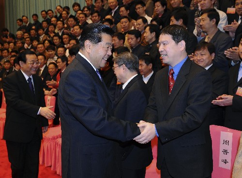 10月29日,人民政協(xié)與信息化建設(shè)高級(jí)研討會(huì)在北京召開。中共中央政治局常委、全國(guó)政協(xié)主席賈慶林在研討會(huì)開幕前會(huì)見了出席會(huì)議的代表。中共中央政治局委員、全國(guó)政協(xié)副主席王剛出席研討會(huì)并講話。新華社記者 李濤 攝