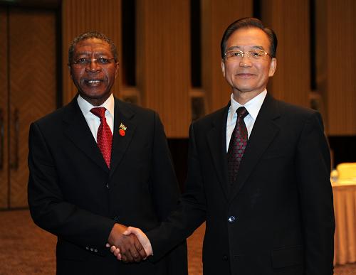 10月31日,中共中央政治局常委、國(guó)務(wù)院總理溫家寶在上海會(huì)見來華出席上海世博會(huì)高峰論壇和世博會(huì)閉幕式的萊索托王國(guó)首相莫西西利。新華社記者 張鐸 攝
