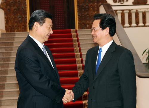 12月22日,正在越南訪問的中共中央政治局常委、國家副主席習(xí)近平在河內(nèi)會(huì)見越南總理阮晉勇。新華社記者 姚大偉 攝