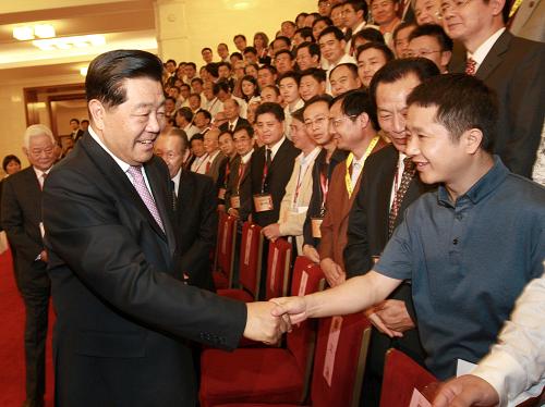 9月24日,中共中央政治局常委、全國(guó)政協(xié)主席賈慶林在北京人民大會(huì)堂出席紀(jì)念孔子誕辰2560周年國(guó)際學(xué)術(shù)研討會(huì)暨國(guó)際儒學(xué)聯(lián)合會(huì)第四屆會(huì)員大會(huì)并發(fā)表講話。這是會(huì)前,賈慶林接見(jiàn)與會(huì)代表。 新華社記者 龐興雷 攝