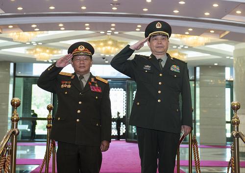 7月2日,中國國務委員兼國防部長常萬全在北京八一大樓與來訪的老撾副總理兼國防部長當齋舉行會談。 新華社記者王曄攝