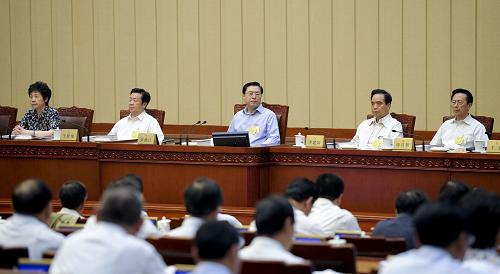 6月26日,十二屆全國人大常委會(huì)第三次會(huì)議在北京人民大會(huì)堂舉行第一次全體會(huì)議。全國人大常委會(huì)委員長張德江主持會(huì)議。新華社記者 張鐸 攝