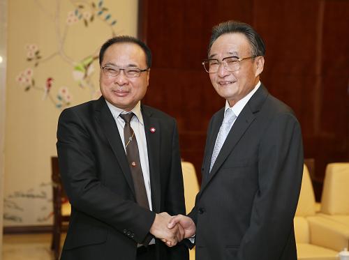 9月26日,中國全國人大常委會委員長吳邦國在成都會見前來出席第十三屆中國西部國際博覽會的泰國國會主席兼下議院議長頌薩。新華社記者 鞠鵬 攝