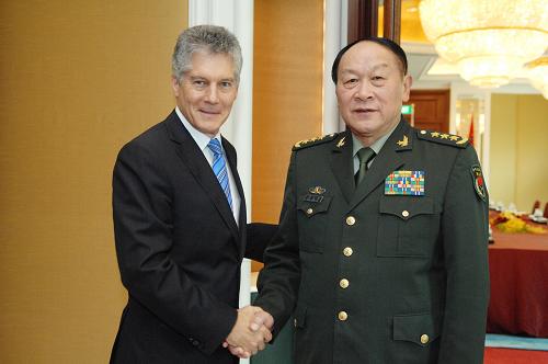 6月5日,正在新加坡出席香格里拉對話會(huì)的中國國務(wù)委員兼國防部長梁光烈(右)會(huì)見澳大利亞國防部長斯蒂芬·史密斯。新華社發(fā)(鄧智煒 攝)