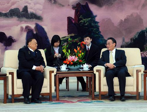 1月11日,中國(guó)全國(guó)人大常委會(huì)委員長(zhǎng)吳邦國(guó)在北京人民大會(huì)堂會(huì)見泰國(guó)國(guó)會(huì)主席猜·奇觸。 新華社記者李濤攝