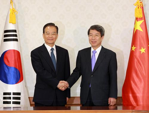 5月29日,中國(guó)國(guó)務(wù)院總理溫家寶在首爾會(huì)見韓國(guó)總理鄭云燦。新華社記者 龐興雷 攝