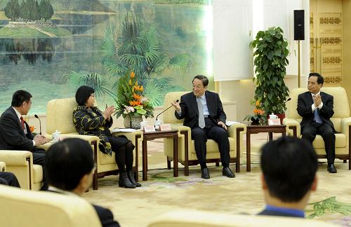 4月17日,中共中央政治局常委、全國政協(xié)主席俞正聲在北京會見出席“2013海峽兩岸工會論壇”的臺灣工會界主要代表。 新華社記者 張鐸 攝
