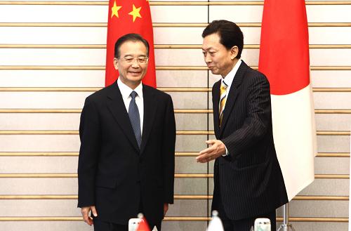 5月31日,正在日本訪問的中國國務(wù)院總理溫家寶在東京與日本首相鳩山由紀(jì)夫舉行會(huì)談。新華社記者 姚大偉 攝