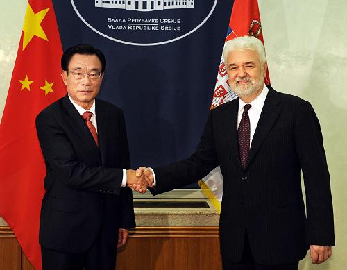 7月11日,正在塞爾維亞訪問(wèn)的中共中央政治局常委、中央紀(jì)委書(shū)記賀國(guó)強(qiáng)在貝爾格萊德會(huì)見(jiàn)塞爾維亞總理茨韋特科維奇。新華社記者 李濤 攝