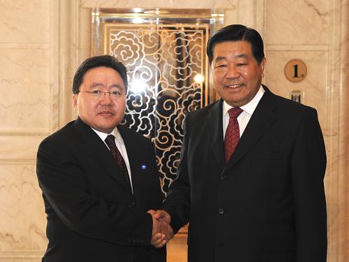 5月1日,中共中央政治局常委、全國政協(xié)主席賈慶林在上海會見前來出席上海世博會開幕式的蒙古國總統(tǒng)額勒貝格道爾吉。新華社記者 李學(xué)仁 攝