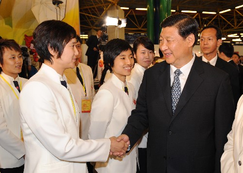 習(xí)近平會(huì)見北京奧運(yùn)會(huì)、殘奧會(huì)香港體育代表團(tuán)成員和志愿者、義工代表 新華社照片, 香港,2008年7月6日 習(xí)近平會(huì)見北京奧運(yùn)會(huì)、殘奧會(huì)香港體育代表團(tuán)成員和志愿者、義工代表 7月6日,國家副主席習(xí)近平在香港會(huì)見北京奧運(yùn)會(huì)、殘奧會(huì)香港體育代表團(tuán)成員和志愿者、義工代表。 新華社記者黃敬文攝
