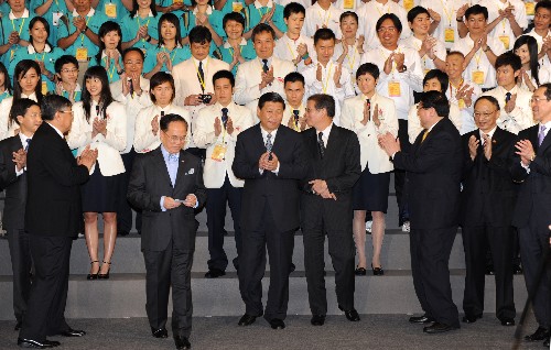 7月6日,國家副主席習(xí)近平在香港會(huì)見北京奧運(yùn)會(huì)、殘奧會(huì)香港體育代表團(tuán)成員和志愿者、義工代表。 新華社記者黃敬文攝