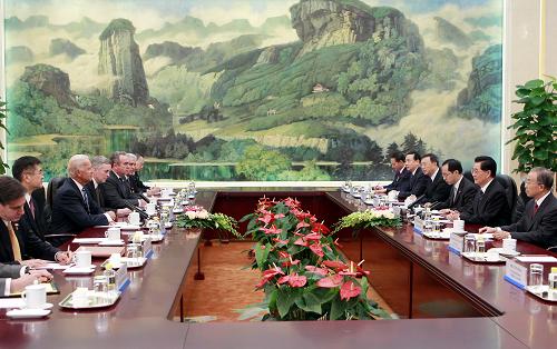 8月19日,中國國家主席胡錦濤在北京人民大會堂會見美國副總統(tǒng)拜登。新華社記者 鞠鵬 攝