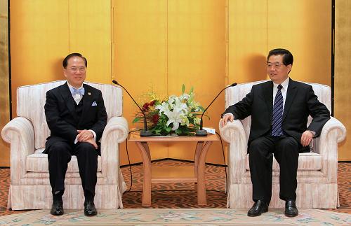11月13日,國家主席胡錦濤在日本橫濱會(huì)見香港特別行政區(qū)行政長官曾蔭權(quán)。新華社記者 樊如鈞 攝