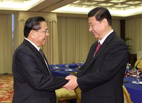 習(xí)近平會(huì)見老撾國(guó)家主席朱馬利 4月9日,中國(guó)國(guó)家副主席習(xí)近平在海南博鰲會(huì)見老撾國(guó)家主席朱馬利。 新華社記者樊如鈞攝